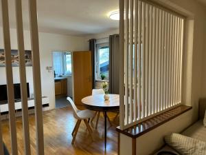 un salon avec une table et une chambre dans l'établissement Seeblick 11, à Zell am See