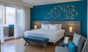 Postel nebo postele na pokoji v ubytování Bakour Punta Cana Suites