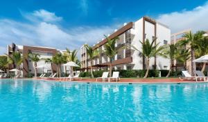 Bazén v ubytování Bakour Punta Cana Suites nebo v jeho okolí