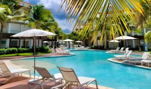 Bazén v ubytování Bakour Punta Cana Suites nebo v jeho okolí