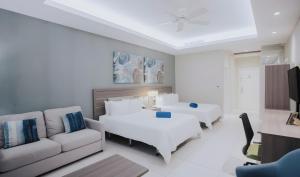 Postel nebo postele na pokoji v ubytování Bakour Punta Cana Suites