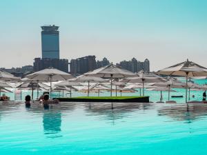 Royal Central Hotel and Resort The Palm内部或周边的泳池