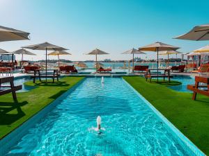 Royal Central Hotel and Resort The Palm内部或周边的泳池