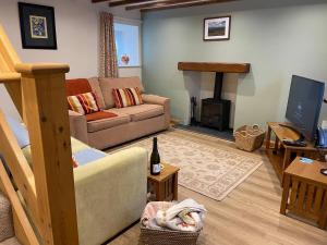 O zonă de relaxare la Pass the Keys Quaint & Cosy Cottage Hamlet Location for 4 & Pets