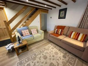 O zonă de relaxare la Pass the Keys Quaint & Cosy Cottage Hamlet Location for 4 & Pets