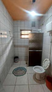 イタニャエンにあるCasa da rafa e kinho de praiaのタイルフロアのバスルーム(トイレ付)