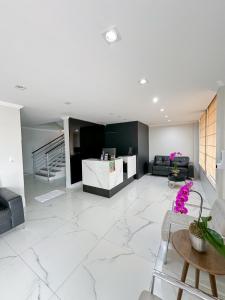 a living room with white marble floors and a lobby at HOTEL ELDORADO ECONOMIC in Paracatu