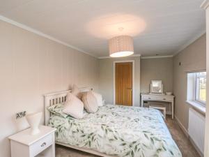 En eller flere senge i et værelse på Cherry Blossom Lodge