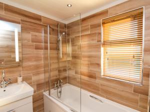 Et badeværelse på Cherry Blossom Lodge