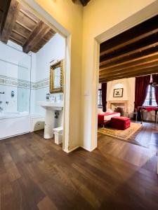 Koupelna v ubytování Truly Verona - Delle Erbe suites