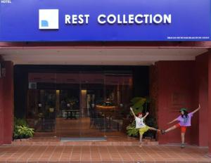 マラッカにあるRest Collection RedHouse Melakaの休憩所前で踊る二人の女の子