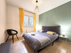 Voodi või voodid majutusasutuse Le Parc Jean Édouard - Spa avec jacuzzi privé - Superbe villa 4 chambres - 9 couchages - 6 lits - Poêle - Parking - Climatisation réversible- Terrasse ombragée et grand jardin toas