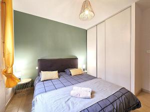 Voodi või voodid majutusasutuse Le Parc Jean Édouard - Spa avec jacuzzi privé - Superbe villa 4 chambres - 9 couchages - 6 lits - Poêle - Parking - Climatisation réversible- Terrasse ombragée et grand jardin toas