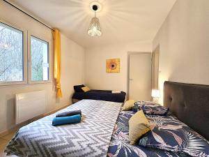 una camera da letto con un letto e una grande finestra di Le Parc Jean Édouard - Spa avec jacuzzi privé - Superbe villa 4 chambres - 9 couchages - 6 lits - Poêle - Parking - Climatisation réversible- Terrasse ombragée et grand jardin a Montech