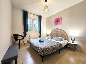 Voodi või voodid majutusasutuse Le Parc Jean Édouard - Spa avec jacuzzi privé - Superbe villa 4 chambres - 9 couchages - 6 lits - Poêle - Parking - Climatisation réversible- Terrasse ombragée et grand jardin toas