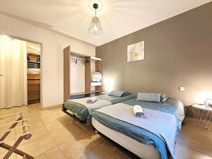 Voodi või voodid majutusasutuse Le Parc Jean Édouard - Spa avec jacuzzi privé - Superbe villa 4 chambres - 9 couchages - 6 lits - Poêle - Parking - Climatisation réversible- Terrasse ombragée et grand jardin toas