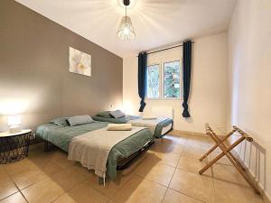 Voodi või voodid majutusasutuse Le Parc Jean Édouard - Spa avec jacuzzi privé - Superbe villa 4 chambres - 9 couchages - 6 lits - Poêle - Parking - Climatisation réversible- Terrasse ombragée et grand jardin toas