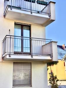 a balcony on the side of a building at Boutique Appartement mit Balkon in Lauterach
