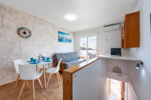 a kitchen and living room with a table and chairs at Maracas 2 in El Pozo de los Frailes