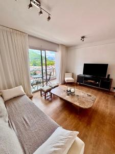 een grote woonkamer met een televisie en een bank bij C2 Apart Salta in Salta +23 foto's