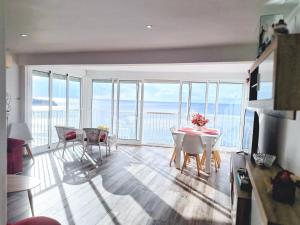 a kitchen and dining room with a view of the ocean at Apartamento Ibañez in Benidorm
