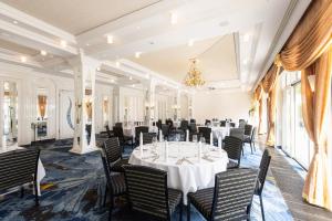 a dining room with a table and chairs at Vitalia Seehotel in Bad Segeberg