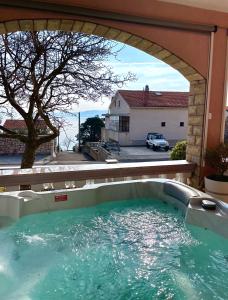 Bazén v ubytování Apartman Joki nebo v jeho okolí