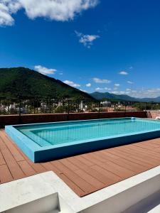 een zwembad op het dak van een gebouw bij C2 Apart Salta in Salta