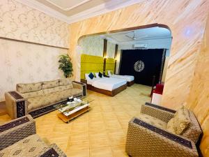 Postel nebo postele na pokoji v ubytování Hotel New Mid City Multan
