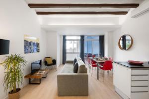 una sala de estar con un sofá y una mesa en AB Gran de Gràcia, en Barcelona