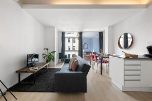 una sala de estar con un sofá y una mesa en AB Gran de Gràcia, en Barcelona