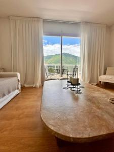 een grote kamer met een tafel en een groot raam bij C2 Apart Salta in Salta