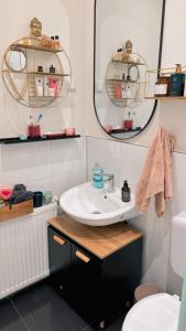 a bathroom with a sink and a mirror at Luxury Stay Düsseldorf Altstadt Moments in Düsseldorf