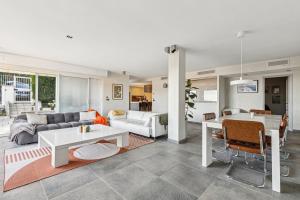 Posezení v ubytování Bay of Angels by ecoflats