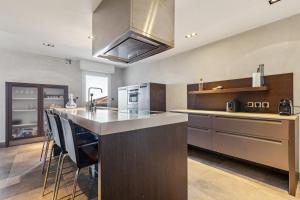 Kuchyň nebo kuchyňský kout v ubytování Bay of Angels by ecoflats