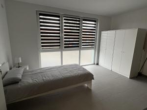 a bedroom with a bed and a large window at Aparts Room Hannover Centrum in Hannover