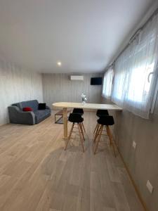 TV a/nebo společenská místnost v ubytování Appartement - location saisonnière