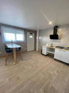 Kuchyň nebo kuchyňský kout v ubytování Appartement - location saisonnière