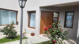 里奥格兰德Tu Espacio的门前有两朵玫瑰的房子