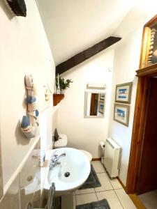 Χώρος καθιστικού στο Annie's Cottage - 3 miles from the iconic Minack Theatre +1 φωτογραφίες