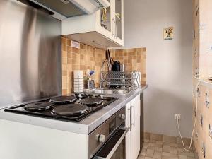 Η κουζίνα ή μικρή κουζίνα στο Appartement à 50m de la plage avec balcon, animaux acceptés - FR-1-236-64 +4 φωτογραφίες