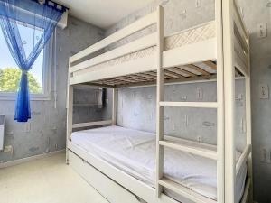 a bedroom with bunk beds in a house at Appartement lumineux 2 chambres avec balcon, à 500m de la plage - Centre-ville Stella-Plage - FR-1-236-65 in Cucq