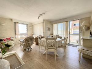 ein Wohnzimmer mit Tisch und Stühlen in der Unterkunft Appartement 3 chambres près de la mer à Stella Plage - FR-1-236-126 in Stella-Plage