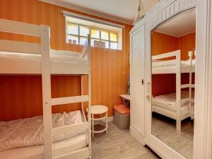 ein Schlafzimmer mit zwei Etagenbetten und einem Fenster in der Unterkunft Appartement 3 chambres près de la mer à Stella Plage - FR-1-236-126 in Stella-Plage