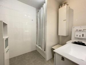 ein weißes Badezimmer mit Waschbecken und Dusche in der Unterkunft Appartement 3 chambres près de la mer à Stella Plage - FR-1-236-126 in Stella-Plage + 14 Fotos