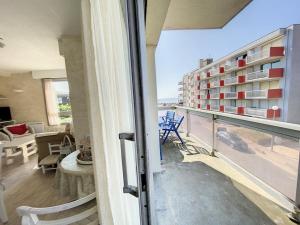 Zimmer mit Balkon und Blick auf ein Gebäude in der Unterkunft Appartement 3 chambres près de la mer à Stella Plage - FR-1-236-126 in Stella-Plage