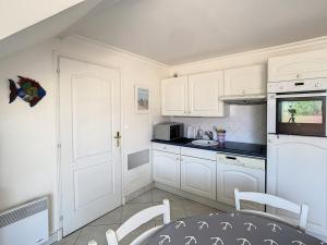 Kuchyň nebo kuchyňský kout v ubytování Charmant T3 pour 5 pers avec balcon à Stella Plage, proche plage, parking privé - FR-1-236-142