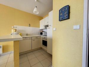 Kuchyňa alebo kuchynka v ubytovaní Appartement 2 chambres avec balcon et cuisine équipée - FR-1-236-145