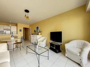 Kuchyňa alebo kuchynka v ubytovaní Appartement 2 chambres avec balcon et cuisine équipée - FR-1-236-145