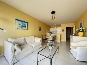 Posedenie v ubytovaní Appartement 2 chambres avec balcon et cuisine équipée - FR-1-236-145